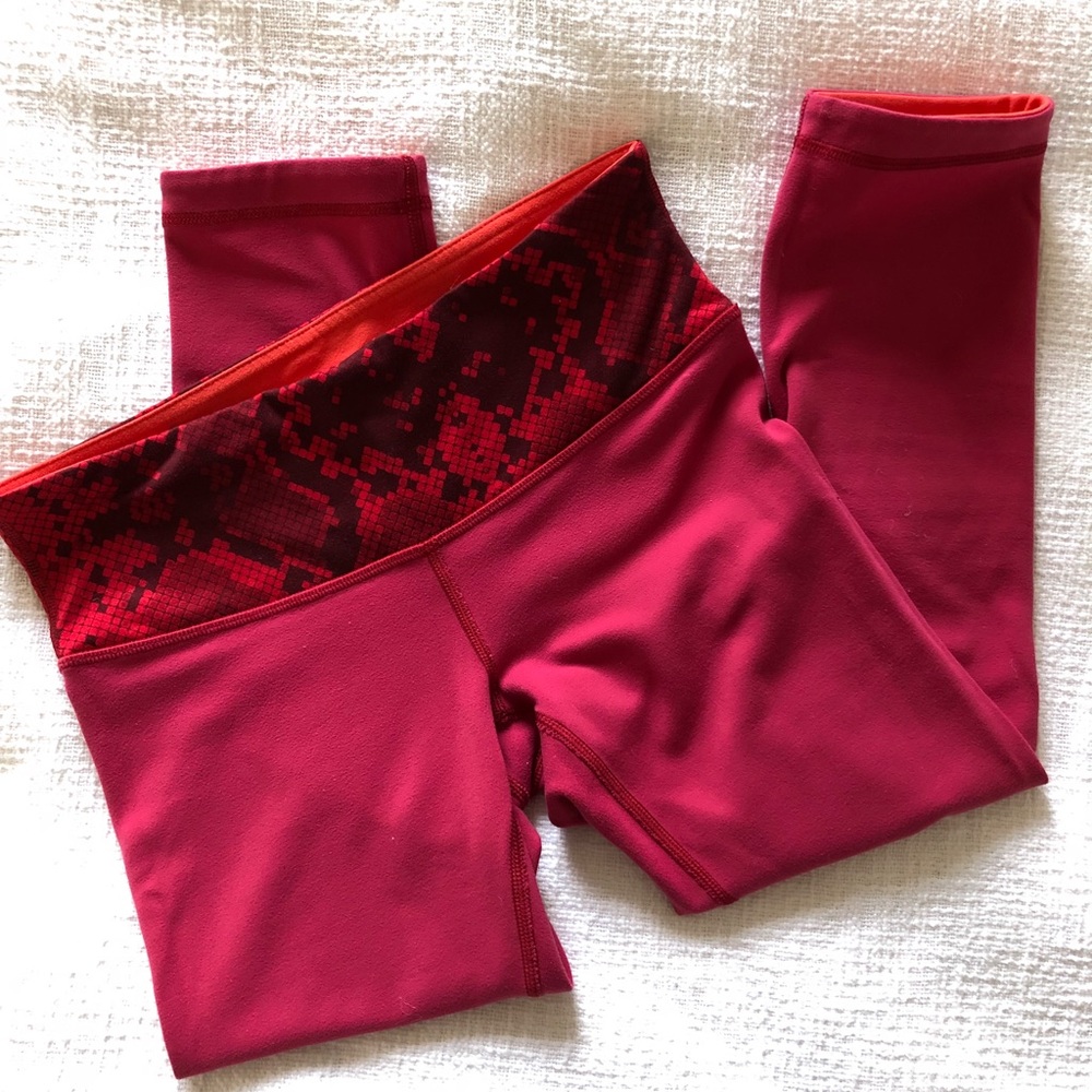 Lululemon Wunder Under III Reversible Crop, Size 6